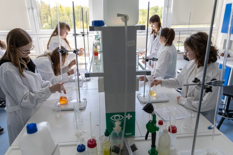 Uczniowie XIII LO w Białymstoku w laboratoriach PB_ Program "Z technikum na Politechniki"