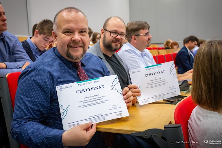 Pracownicy KAiR dr inż. Roman Trochimczuk i dr inż. Adam Wolniakowski z certyfikatami